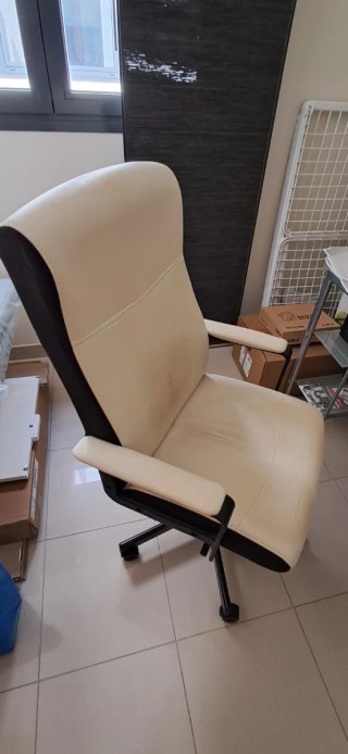 Silla de escritorio beige y negra