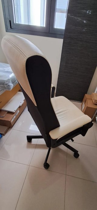 Silla de escritorio beige y negra