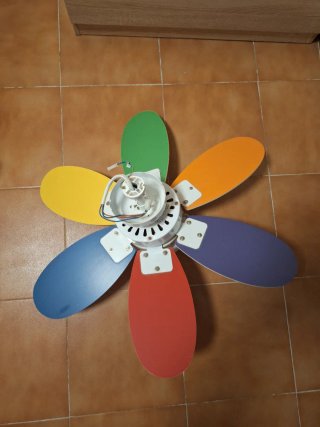 Ventilador de techo blanco con luz
