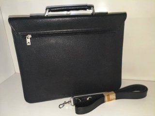 Maletín negro con asa y correa