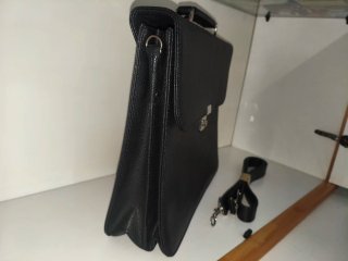 Maletín negro con asa y correa