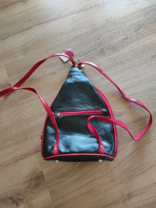 Mochila negra y roja