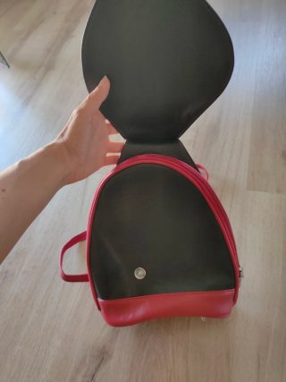 Mochila negra y roja