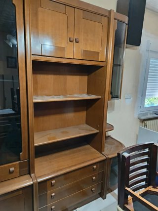 Mueble de madera y cristal