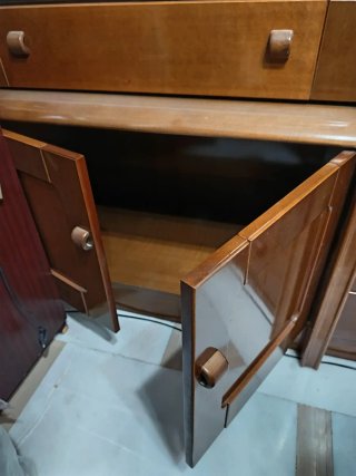 Mueble de madera y cristal