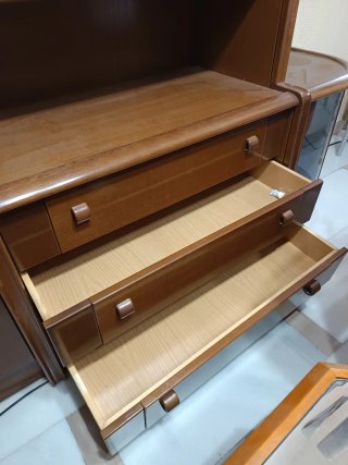 Mueble de madera y cristal