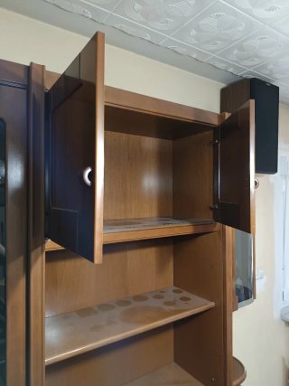 Mueble de madera y cristal