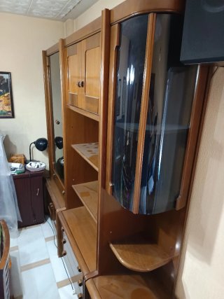 Mueble de madera y cristal