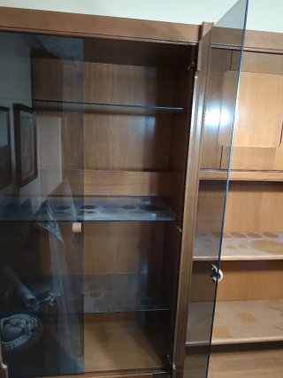 Mueble de madera y cristal