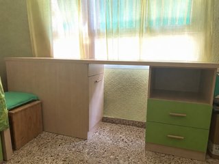 Escritorio beige y verde