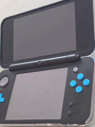 Nintendo New 2DS XL Nero/Blu + Giochi e protezione