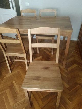 Mesa de madera con 4 sillas