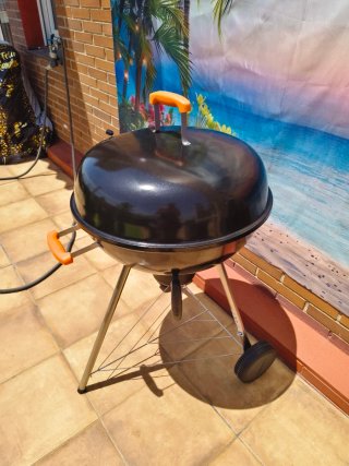 Barbacoa de carbón negra y naranja