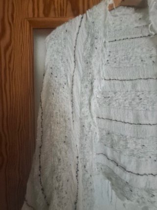 Chal Cortefiel blanco c/ detalles negros y plata.