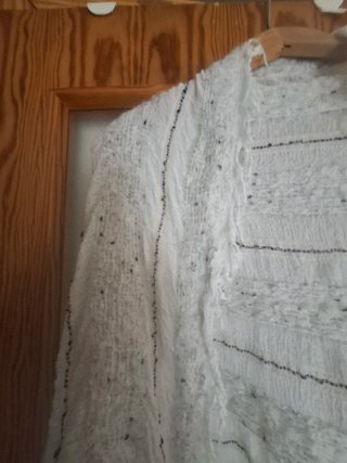 Chal Cortefiel blanco c/ detalles negros y plata.