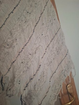 Chal Cortefiel blanco c/ detalles negros y plata.