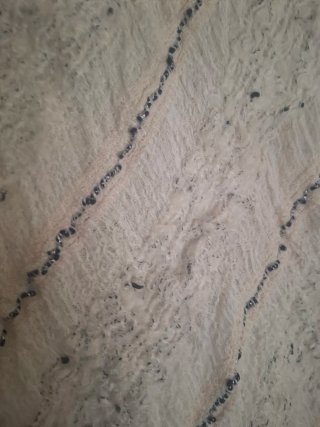 Chal Cortefiel blanco c/ detalles negros y plata.
