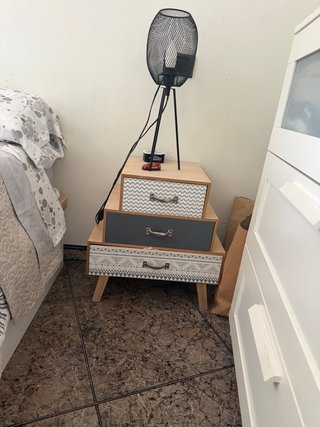 Mesita de noche con cajones
