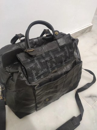 Bolso de piel negro hecho a mano