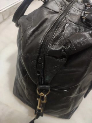 Bolso de piel negro hecho a mano