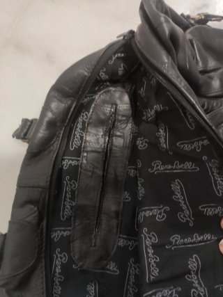 Bolso de piel negro hecho a mano