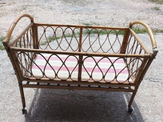 Cuna de mimbre para bebé vintage