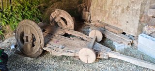 Carro antiguo de madera a restaurar