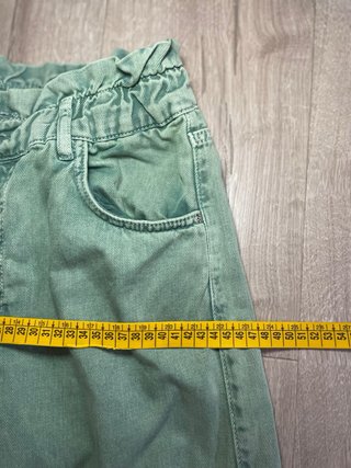 Pantalón vaquero verde desgastado