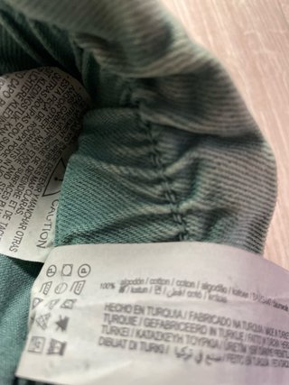 Pantalón vaquero verde desgastado