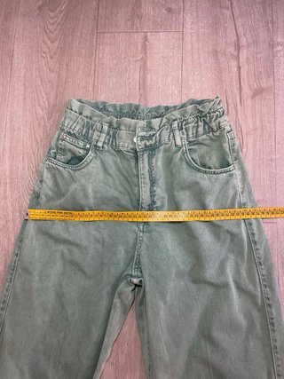 Pantalón vaquero verde desgastado