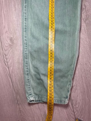 Pantalón vaquero verde desgastado