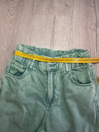 Pantalón vaquero verde desgastado