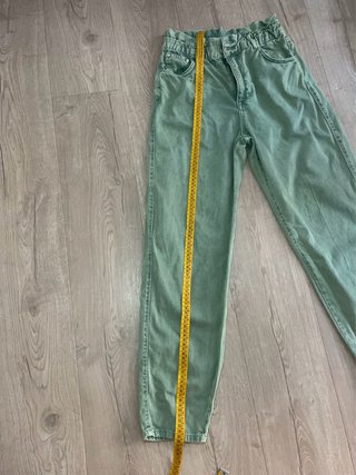 Pantalón vaquero verde desgastado