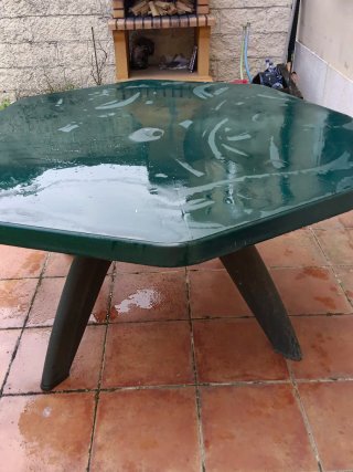 Mesa de jardín octogonal verde.