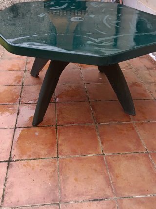 Mesa de jardín octogonal verde.