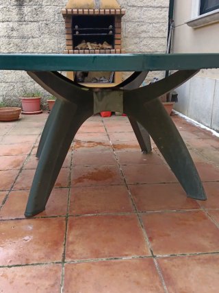 Mesa de jardín octogonal verde.