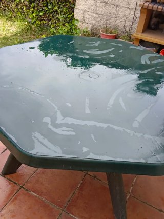 Mesa de jardín octogonal verde.