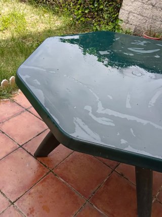 Mesa de jardín octogonal verde.