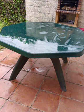 Mesa de jardín octogonal verde.