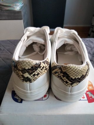 Zapatillas blancas niña talla 35 a estrenar.