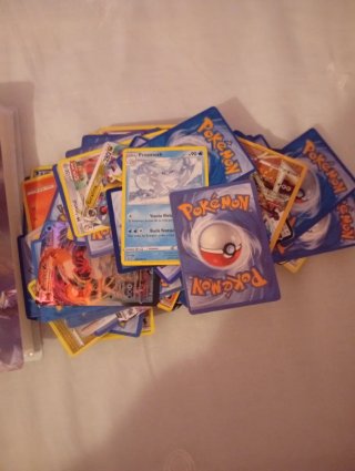 Álbum y un montón de cartas Pokémon (falsas)
