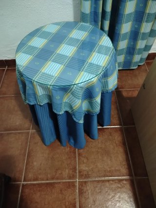 MESITA DE MADERA CON CRISTAL .