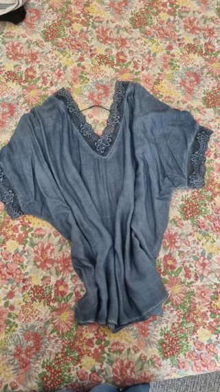 Blusa azul vaquera con puntilla