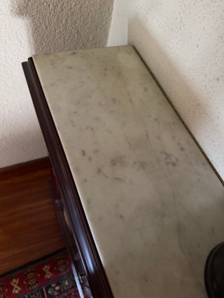 Aparador granate con tapa de mármol