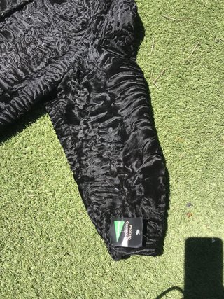 Abrigo de piel negro de Astrakan