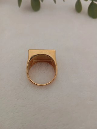 Anillo de hombre dorado con piedras