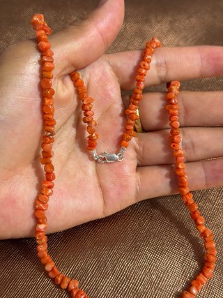 Collar coral naranja con broche de plata