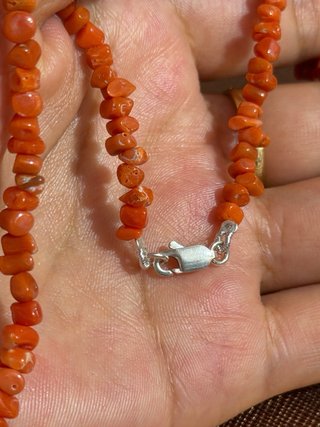 Collar coral naranja con broche de plata