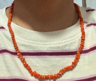 Collar coral naranja con broche de plata