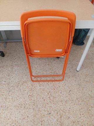 Silla naranja plegable